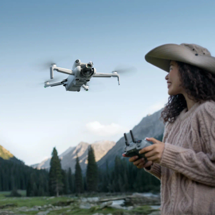 پهپاد DJI Mini 4 Pro با کنترلر DJI RC-N2